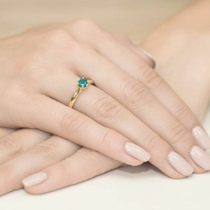 Pierścionek ze Szmaragdem 0,50ct i Brylantami - złoto próby 585. W-0074SZM